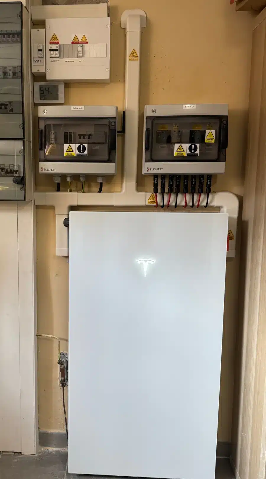 Batterie Tesla Powerwall 3 avec coffrets AC et DC installés par EOS Énergies à Neuilly-Plaisance (93)