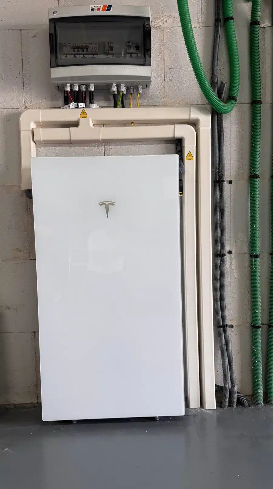 Batterie Tesla Powerwall 3 et coffret de protection installés par EOS Énergies à Saint-Germain-lès-Arpajon (91)